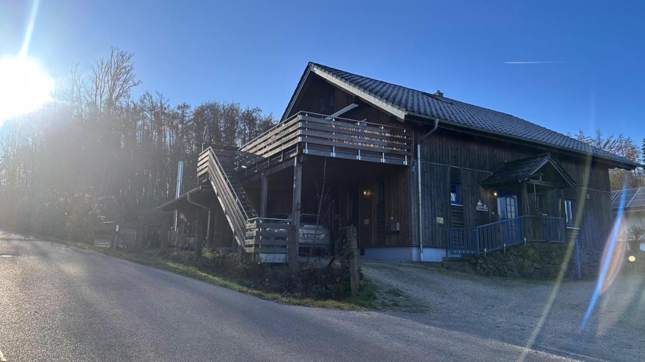 Ferienwohnung mit sonniger Dachterrasse am Pferdehof - B&B
