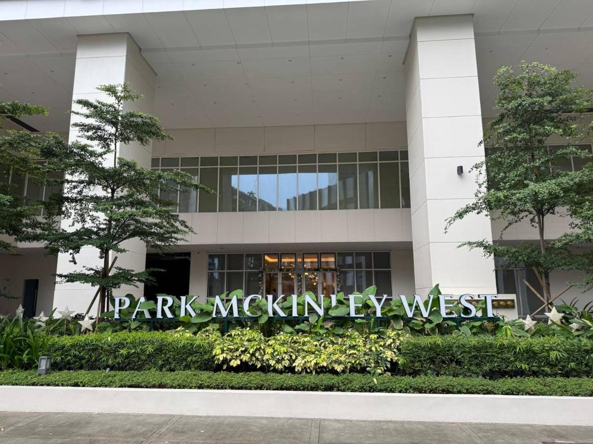 1 Bedroom with Balcony and Fast Wifi at Park Mckinley West - Chambres d'hôtes Manille