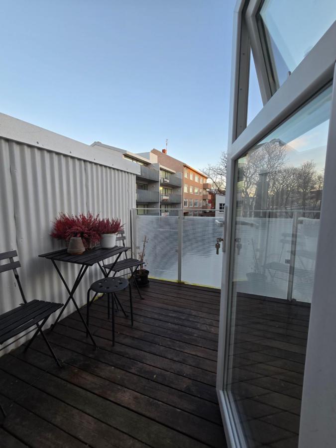 Cozy corner Reykjavik apartment - B&B