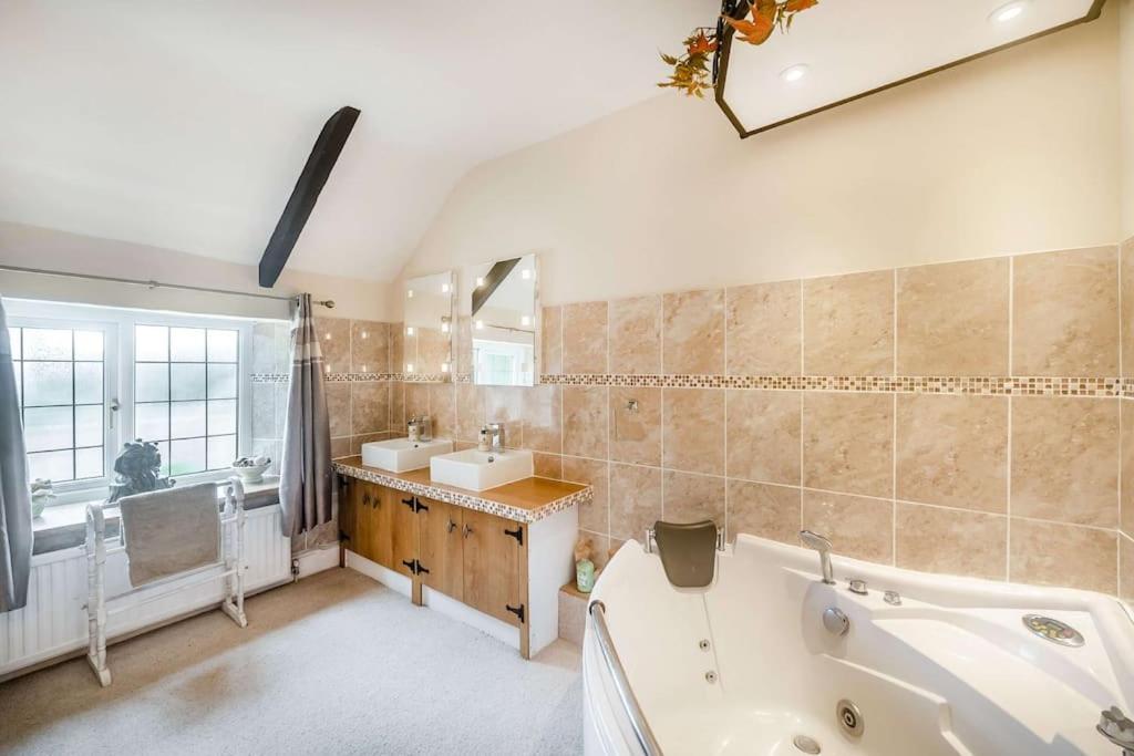 Country House - Pool Jacuzzi - Perfect for Celebrations, Work People - B&B Chard