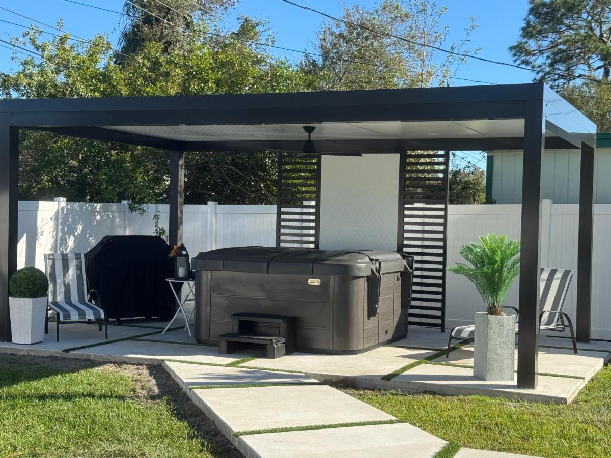 Brand New Tampa Oasis with Private Jacuzzi Retreat - B&B