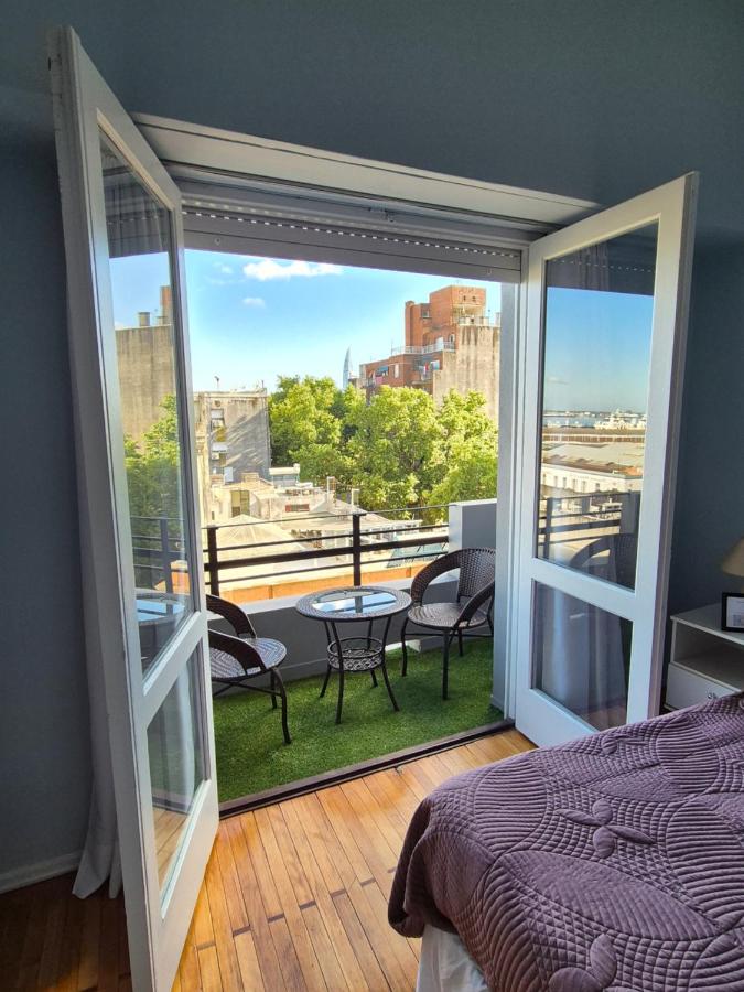 Habitación con balcón y baño privado en Centro de Montevideo - Chambres d’hôtes