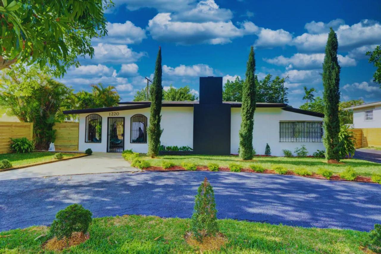 Flaming House with Cinema, Pool & Chill Area - Chambres d’hôtes