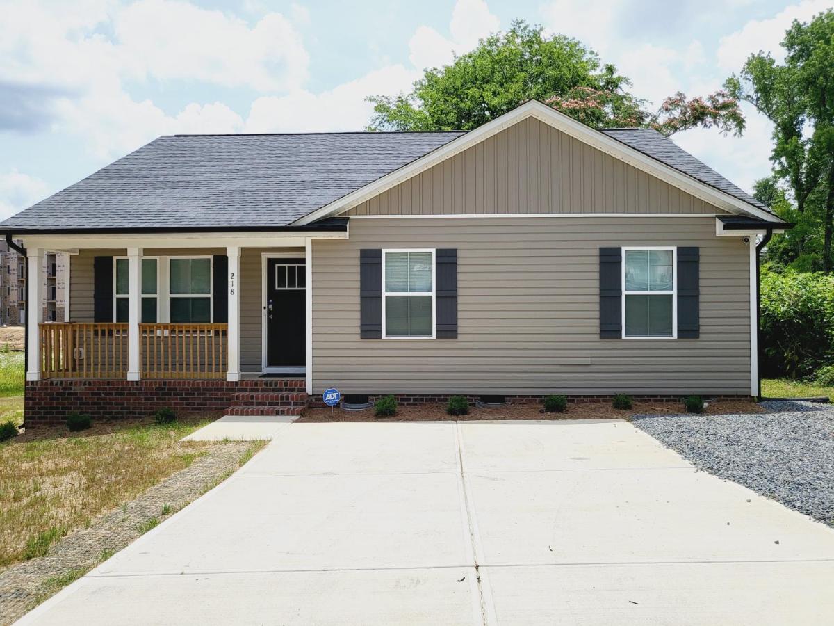 Ranch Home! Near UNCC, Medieval, Pavilion & Uptown - B&B