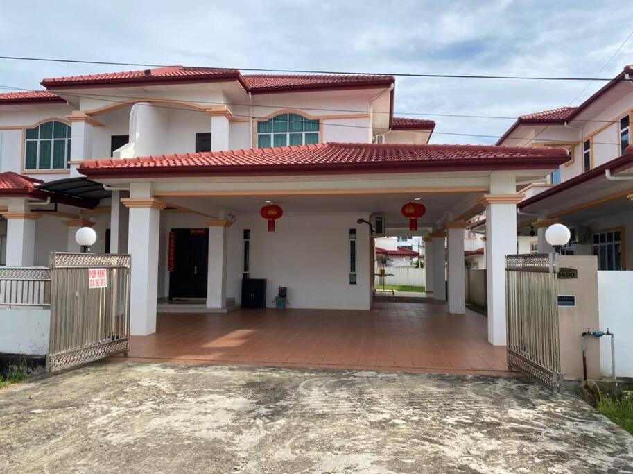 Homezstay Swallow Airport Miri - Chambres d’hôtes