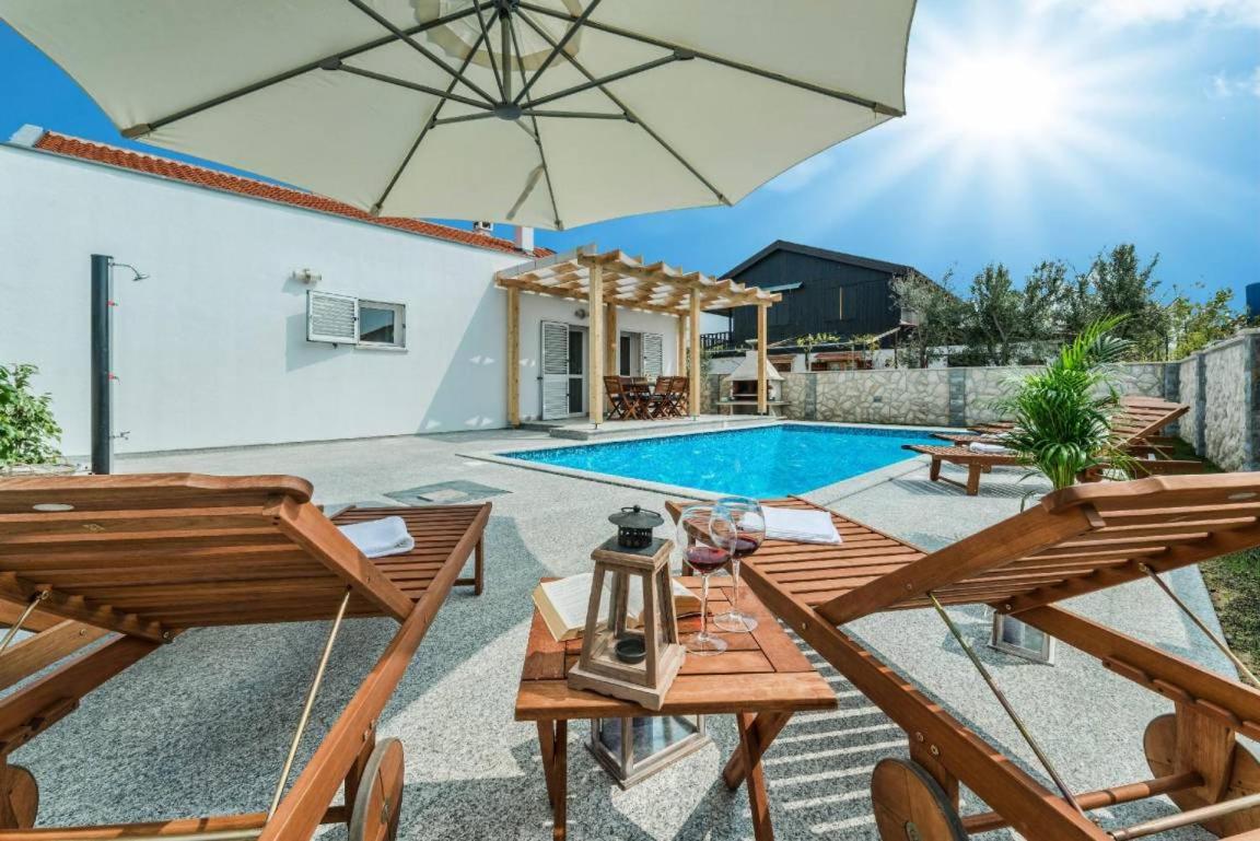 Villa with pool near beautiful sandy beach - by TRAVELER tourist agency Krk - ID 2506 - Ferienwohnung Privlaka