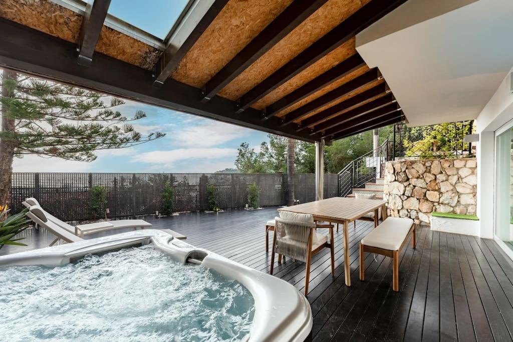 Exclusive Villa with Sea View Near Center - B&B Málaga