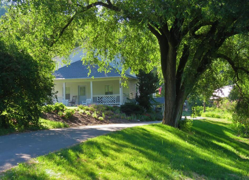 Virginia Country Cottage, GREAT Location, Pets - B&B