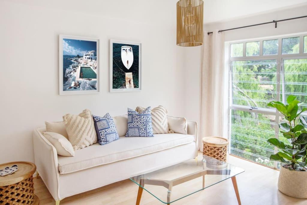 Tranquil 2 bedroom with Balcony, Pool, Walk to Beach! - Chambres d’hôtes Le Cap