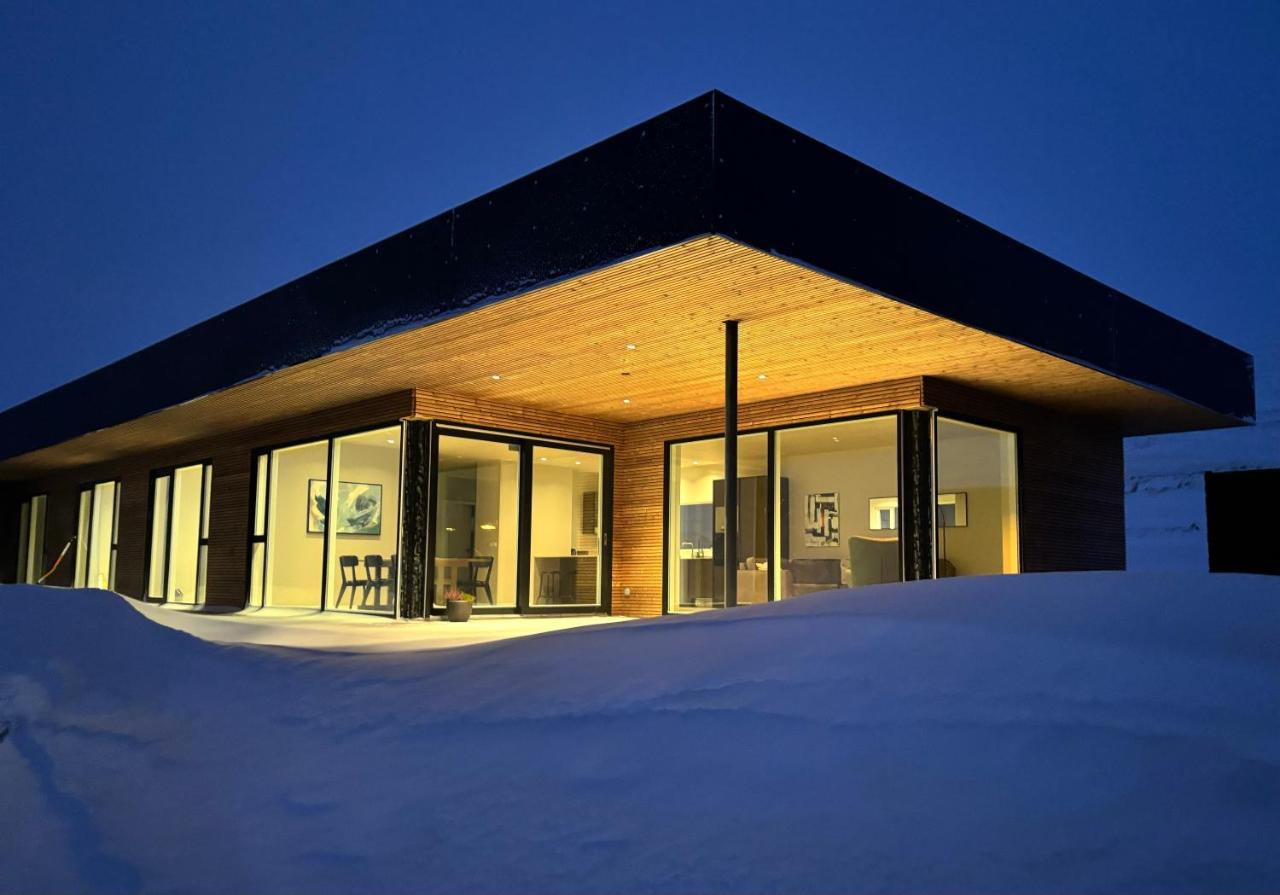 Modern villa in Akureyri with hot tub - B&B