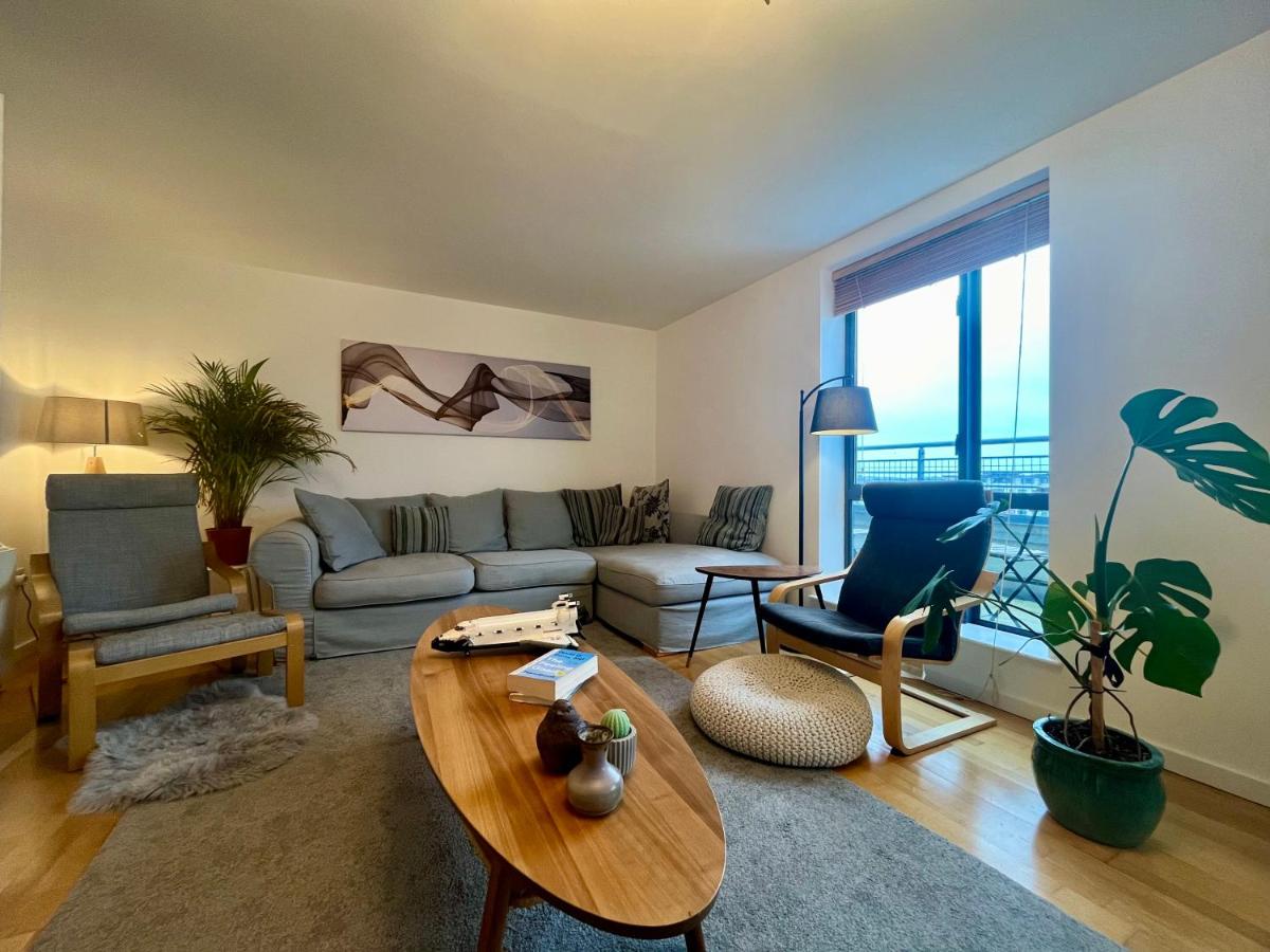 Luxurious Entire Guest House with Grand Living Space and Panoramic Balcony Views - Chambres d’hôtes