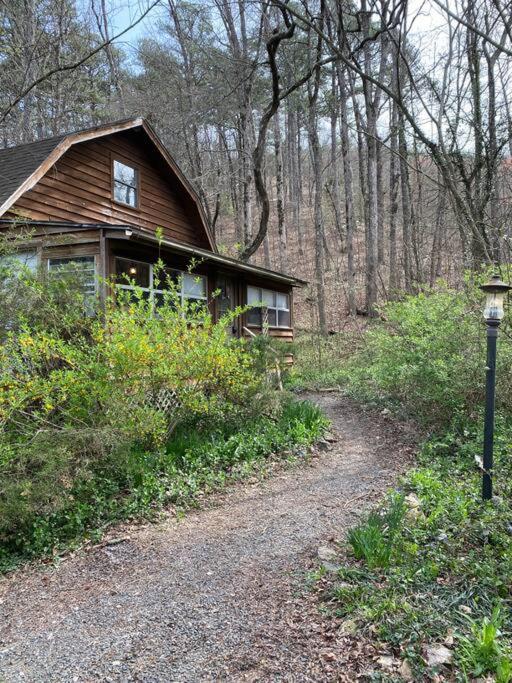 Woodhaven, darling romantic cabin, ATV trails, Mena, AR - B&B