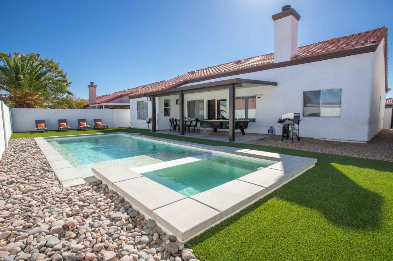 Spacious 5 Bedroom House with Heated Pool and Jacuzzi - B&B