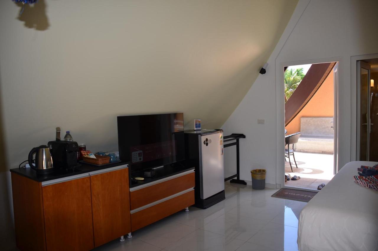 Kamer met Kingsize Bed en Uitzicht op het Zwembad