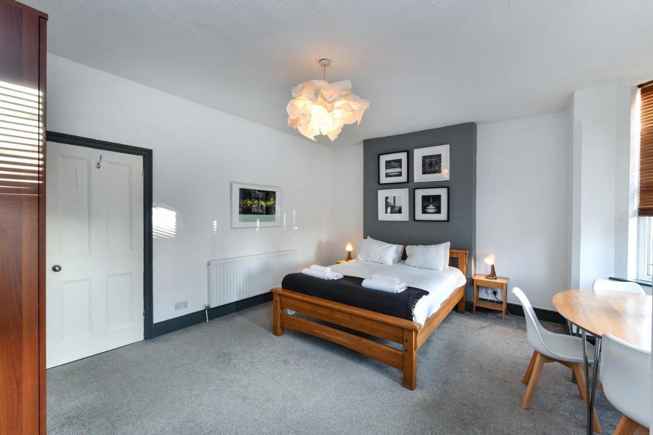5-BR Home Featuring Art and Photography Collection - Ferienwohnung Nottingham