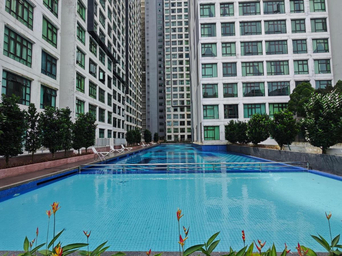 Kempas Dsummit Residences by Antlerzone - B&B