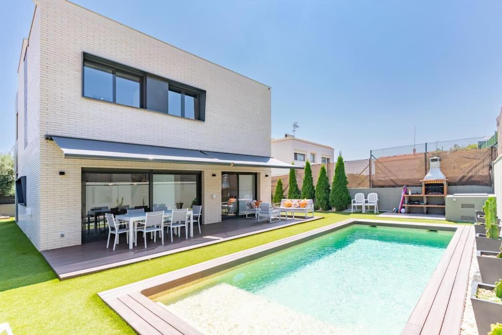 The Orange House, Barcelona, Luxury Villa - B&B Montgat