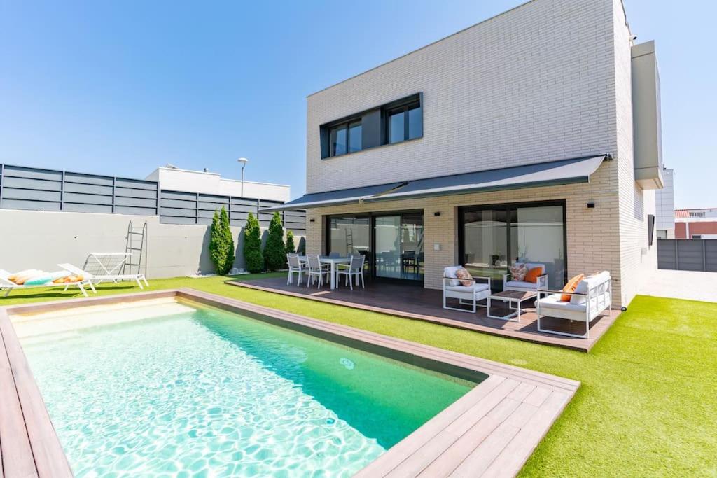 The Orange House, Barcelona, Luxury Villa - B&B Montgat