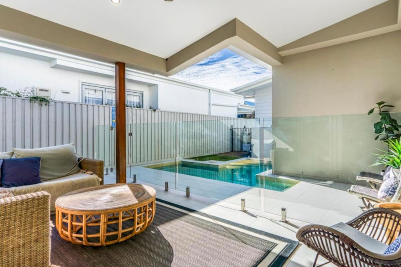 Gone Coastal Family Getaway with Pool in Casuarina - B&B Katherine