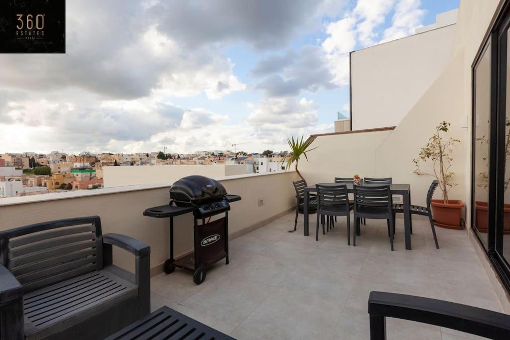 Penthouse and BBQ Kitchen Island & Massive living by 360 Estates - B&B