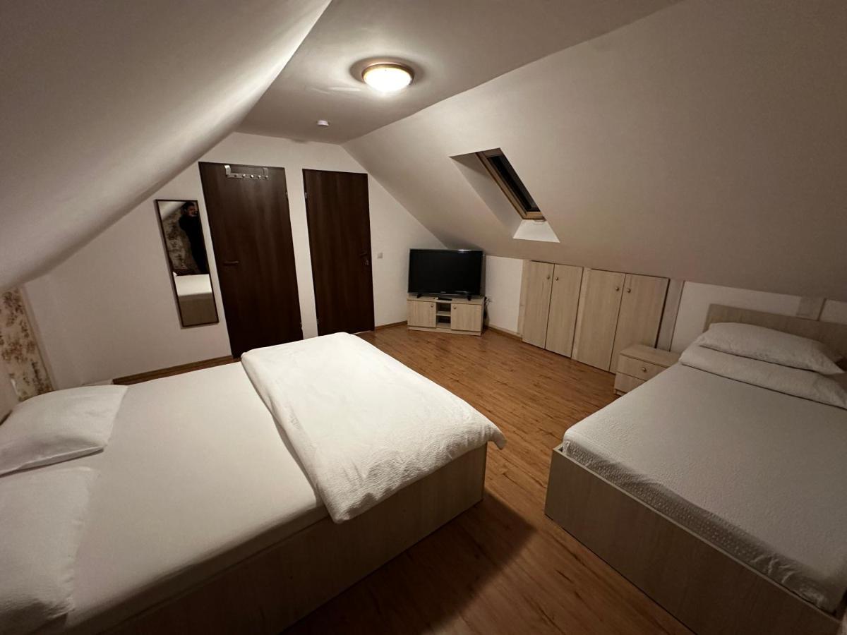 Dreibettzimmer mit eigenem Bad