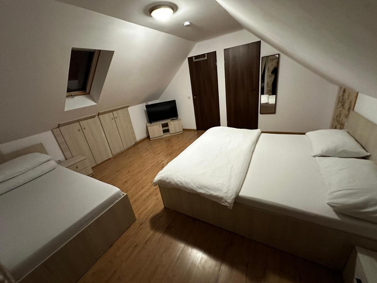 Dreibettzimmer mit eigenem Bad