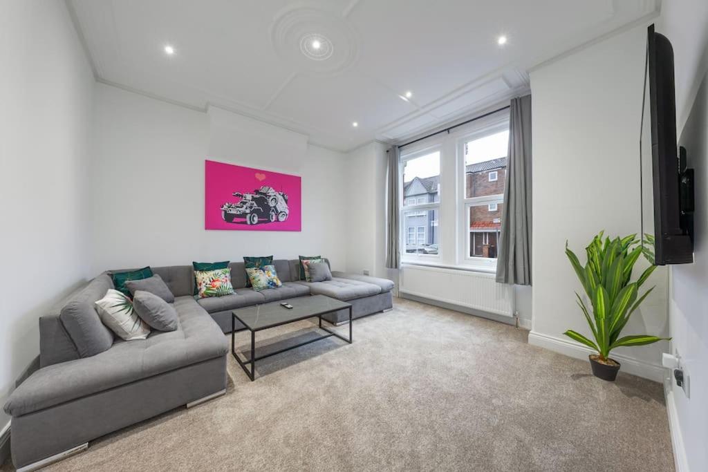 Brand New Cricklewood Zone 2 Modern Home - B&B