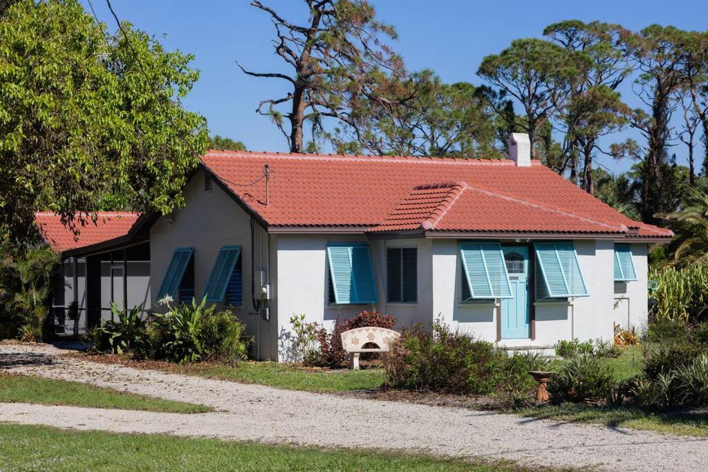 1mi to Beach Jungle Bungalow 1 acre with Pool - B&B Englewood