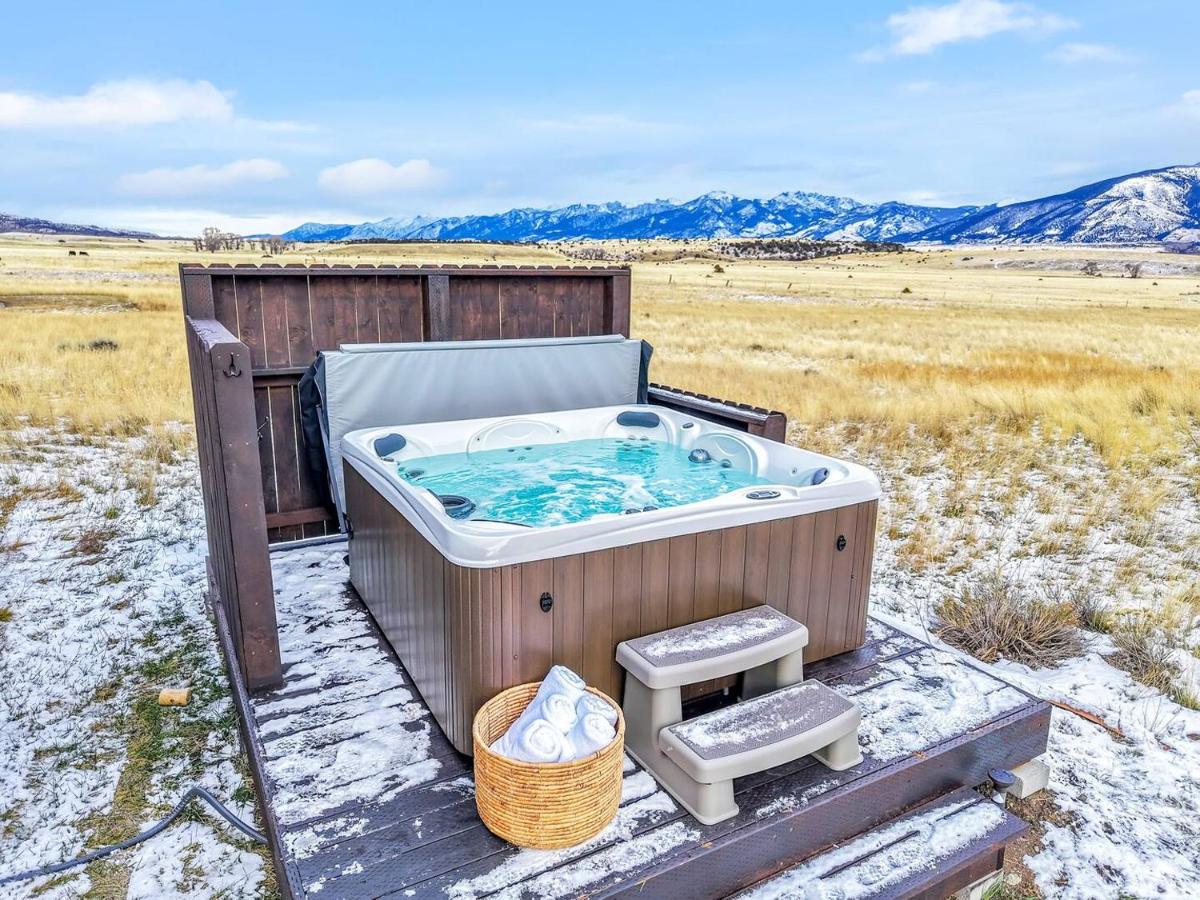 30 Miles to Yellowstone Hot Tub Game Room AC - B&B Emigrant