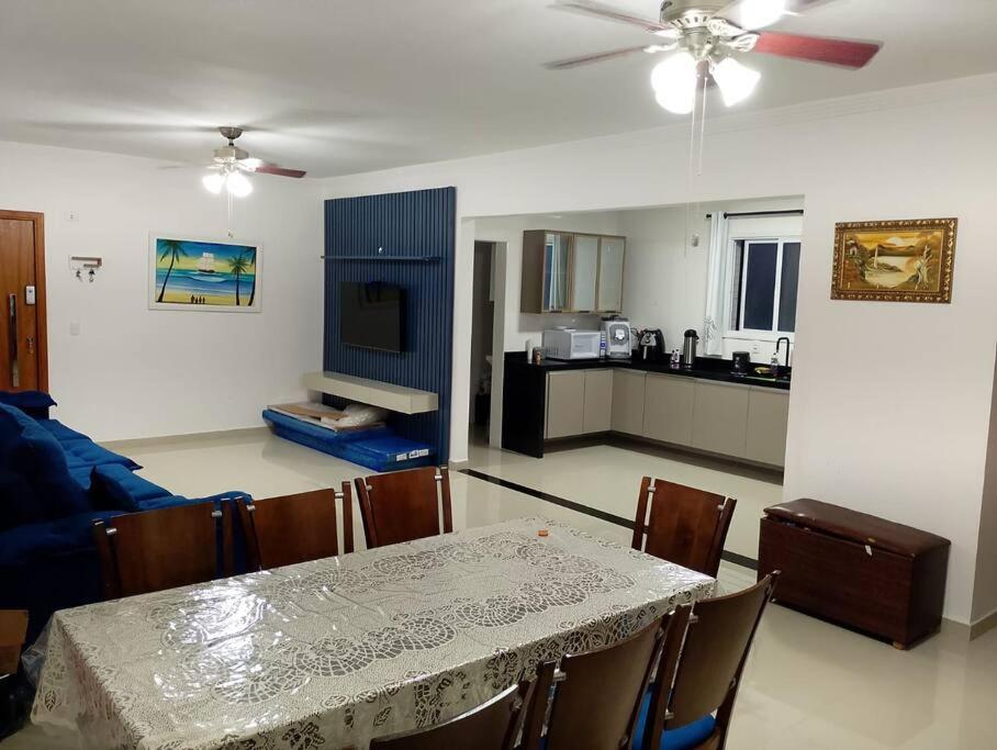 Apto de 180m vista mar, com 03 suites equipadas com ar condicionado, tvs e sacada, varanda gourmet e 02 vagas de garagem cobertas, a 50 metros da praia Tupi - Chambres d'hôtes Praia Grande