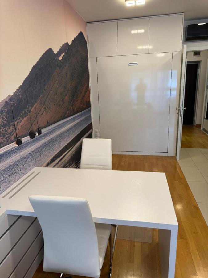 Stars Studio Apartment with Parking - Ferienwohnung