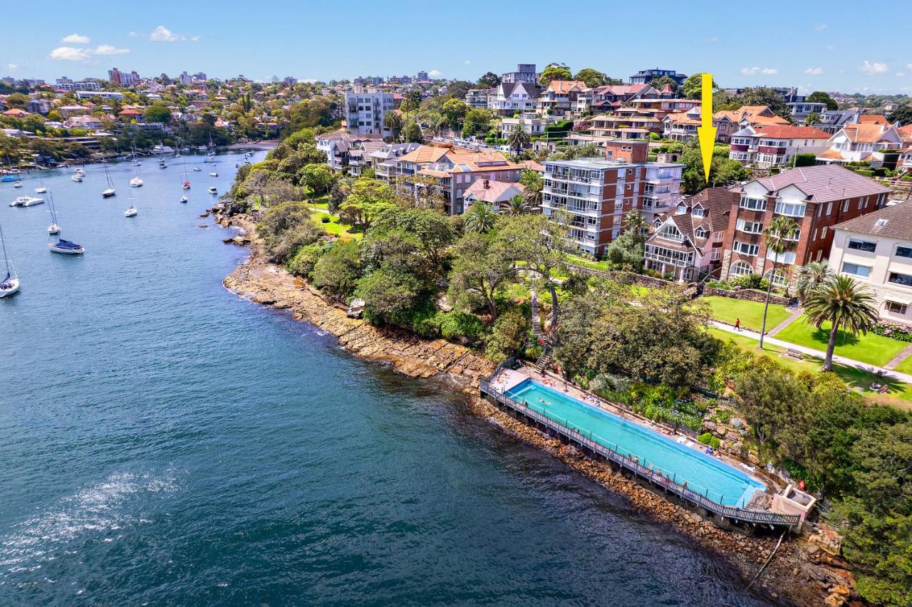 Harbourfront Haven 4BR Retreat with Stunning Views of Sydney Iconic Landmarks - Chambres d'hôtes Sydney