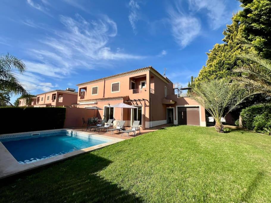 Gated Family Villa with Private Pool and Garden - B&B Torre