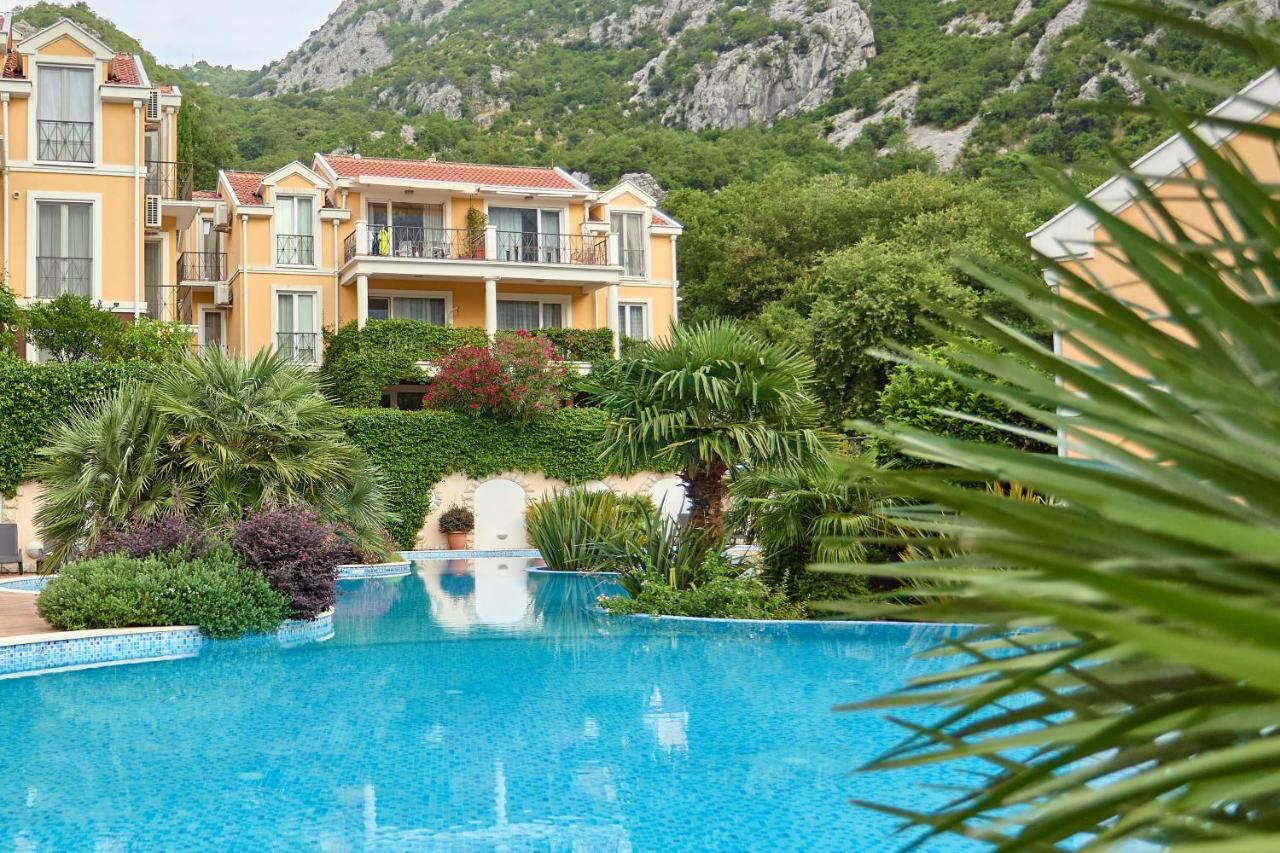 GREEN HILL 2 Apartmani with POOL - B&B Gornji Orahovac