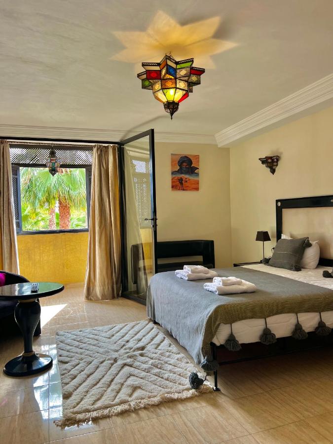 Zimmer mit Kingsize-Bett und Balkon
