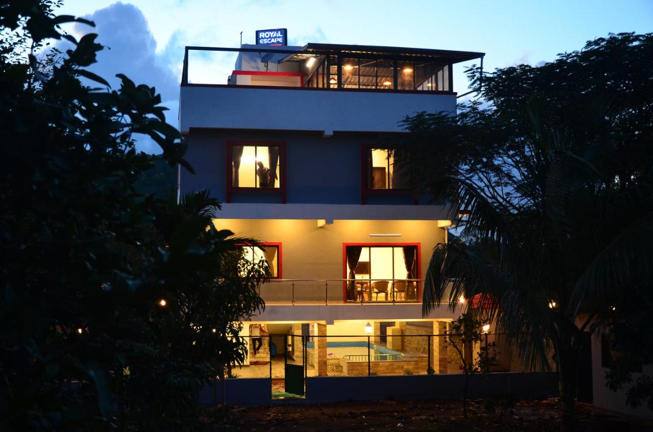 Royal Escape Lonavla - 4BHK Private Pool Villa - Chambres d’hôtes Lonavla