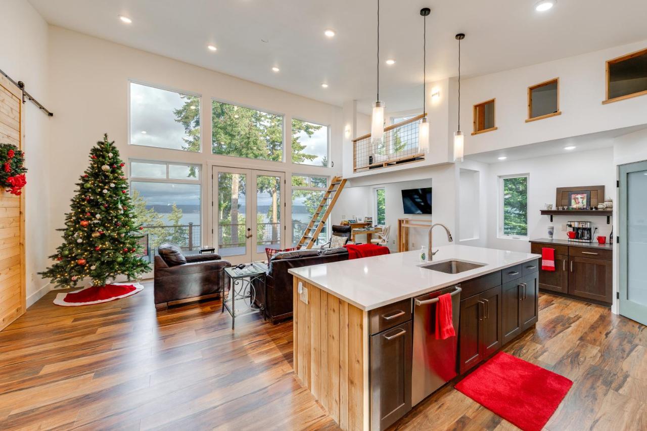 Water Views Whidbey Island Hideaway with Deck - B&B Greenbank