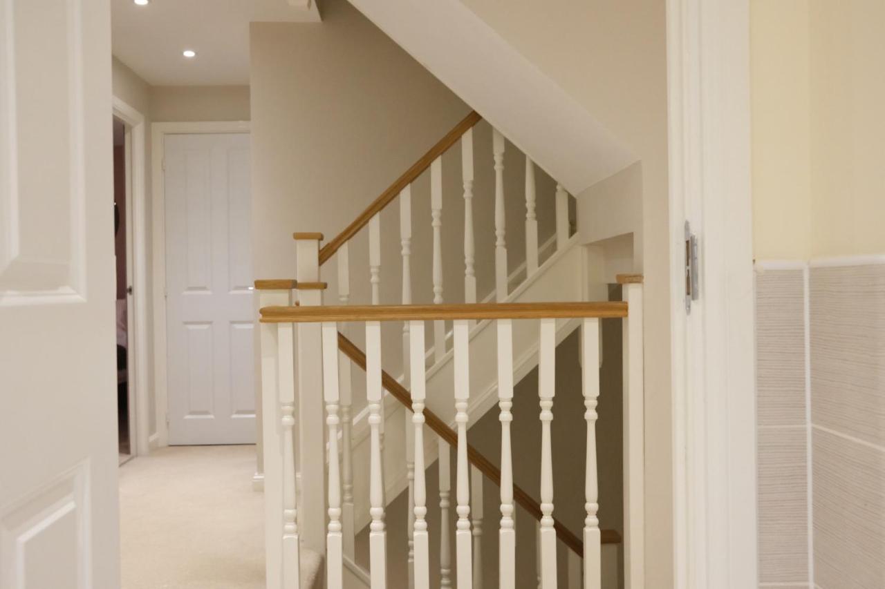 Luxury 6-Bedroom House 5 minutes from Bicester Village Shopping Outlet - Perfect for Business and Family Stays! Private Parking for 4 Cars! - Chambres d'hôtes Chesterton