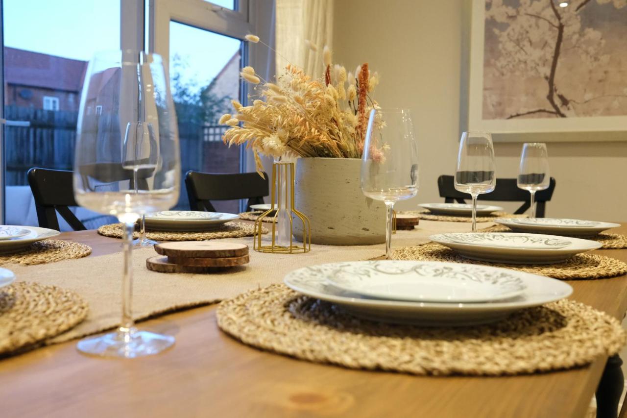 Luxury 6-Bedroom House 5 minutes from Bicester Village Shopping Outlet - Perfect for Business and Family Stays! Private Parking for 4 Cars! - Chambres d'hôtes Chesterton