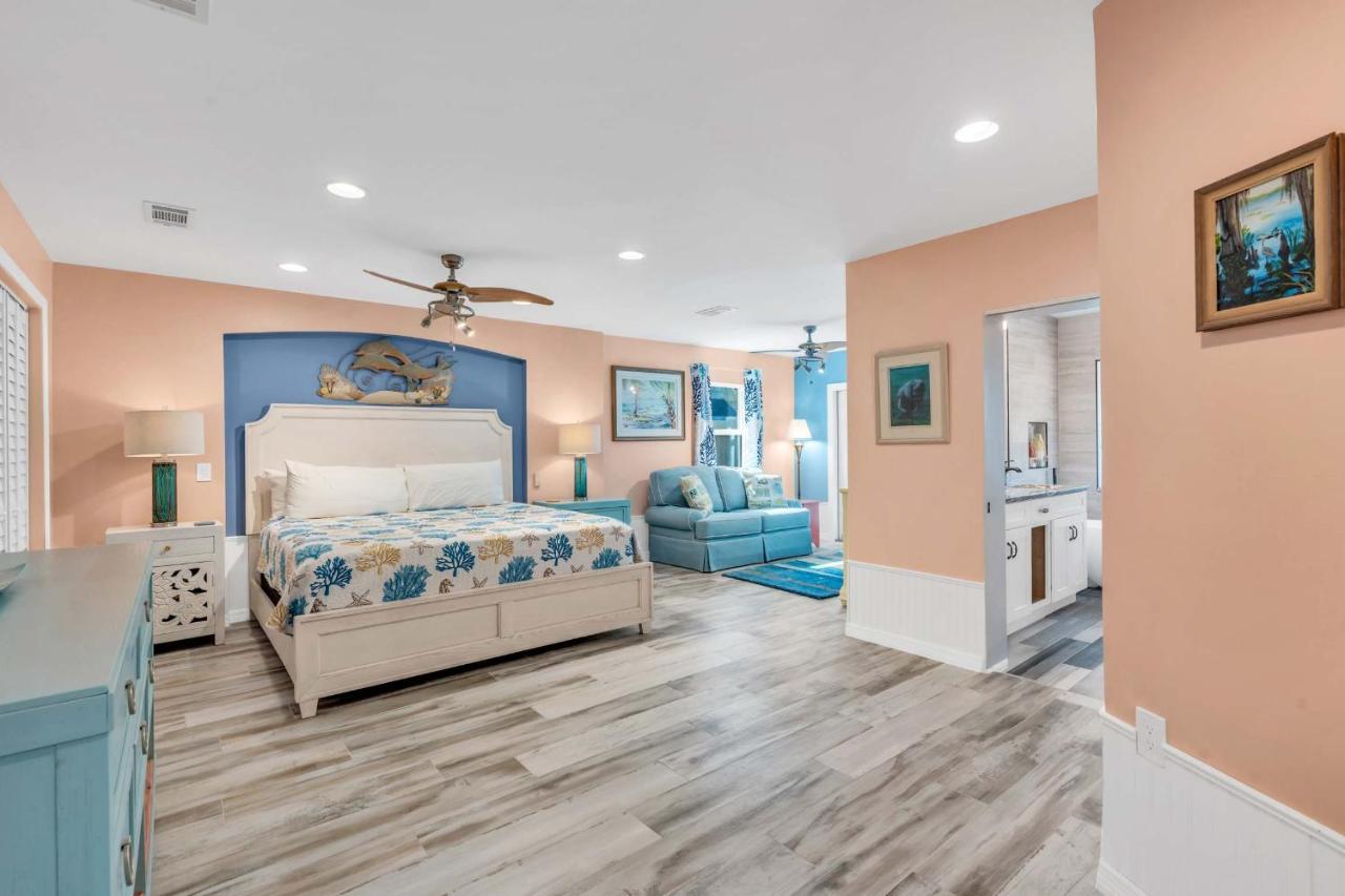 Heated Pool & Spa Home on a Scenic, Gulf Access Canal -Close to Bonita Beach! - Chambres d'hôtes Bonita Springs