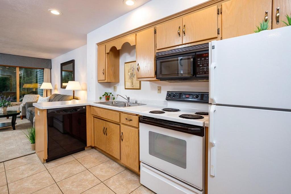 Relaxing Busy Bee C-7 by Simple Life Rentals - B&B Fish Creek