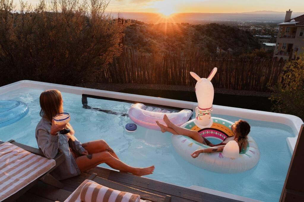 BEST VIEWS in Albuquerque with hot tub and pool - B&B