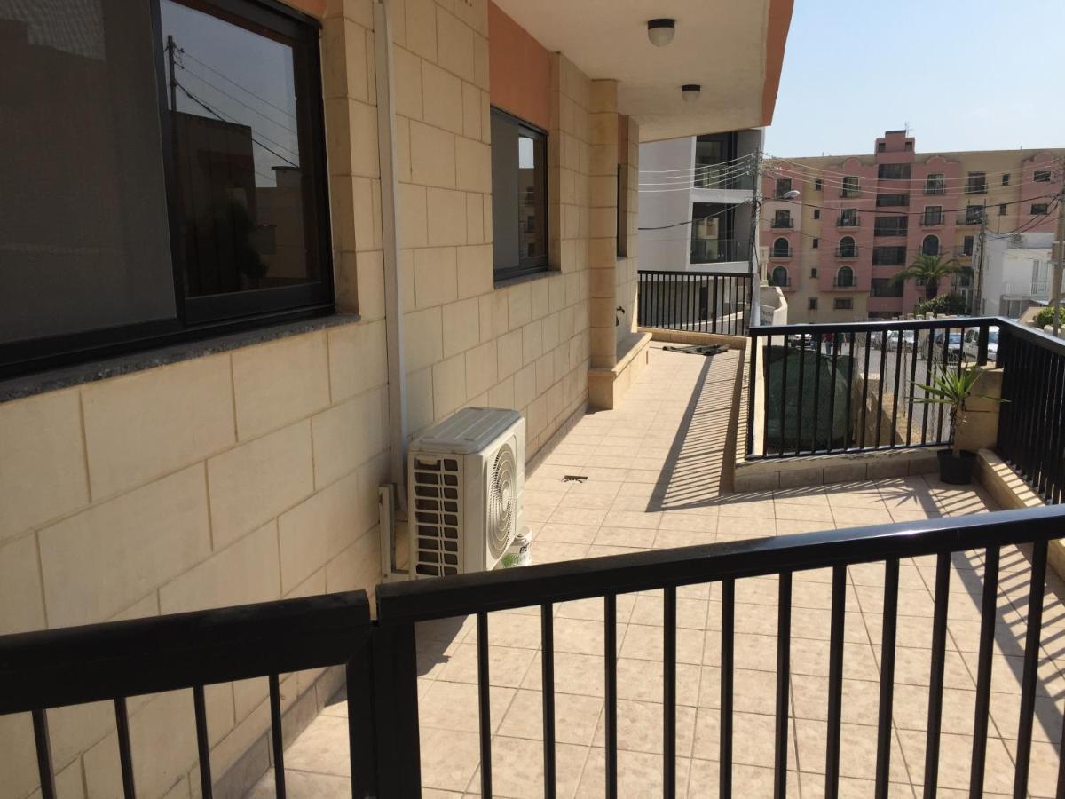 Free WiFi - 2 min walk to sea - Modern 2 BR Corner Ground Floor Apartment with large terrace balcony - Superb Location - Qawra - Ferienwohnung