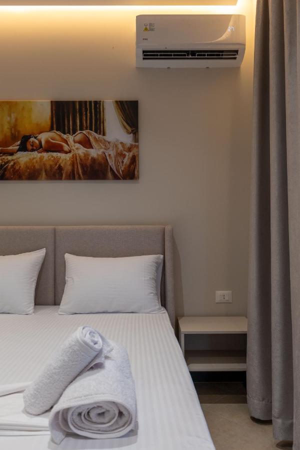 Zimmer mit Kingsize-Bett und Bergblick