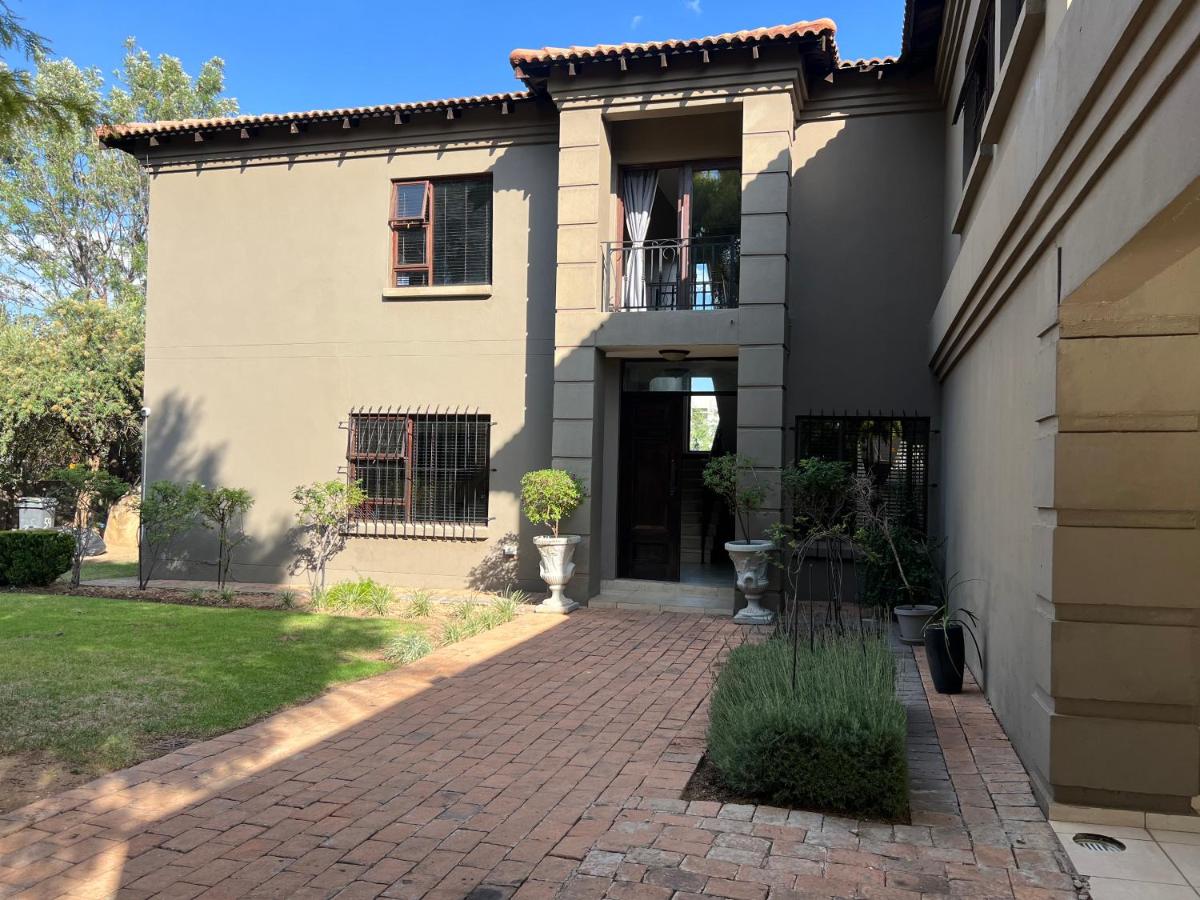 Fourways Luxurious 5-Bed Home - B&B Sandton