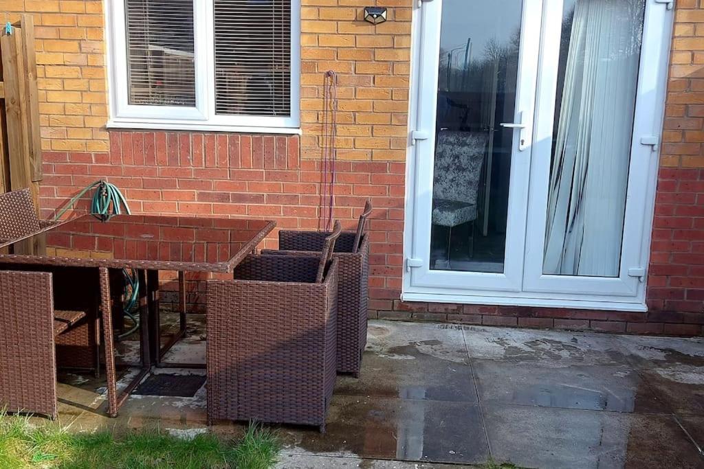 Homely 3 bedroom house in Farnworth, Bolton - B&B Farnworth