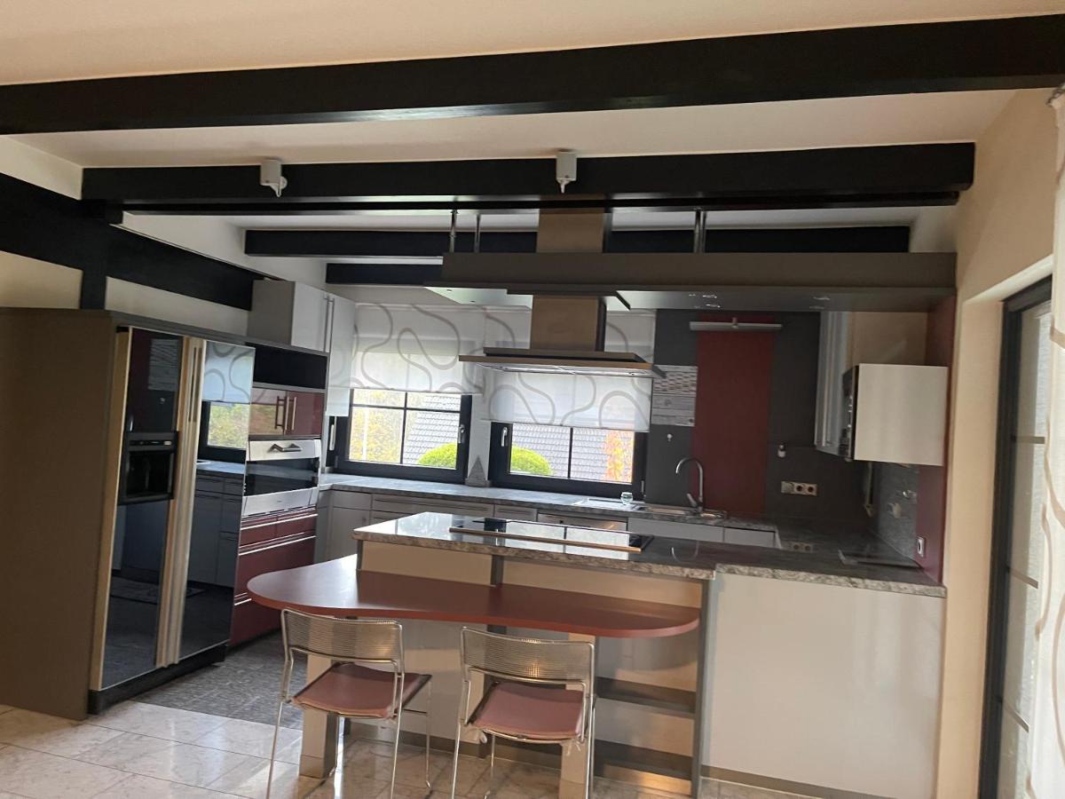 Gehobene drei Zimmer Ferienwohnung mit Esszimmer und Kamin mit überdachter Terrase und dem Teich idyllisch sich zu erholen - B&B