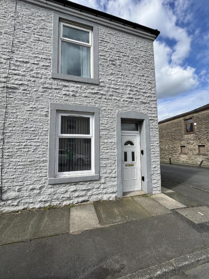 Modernised 3-bedroom Blackburn townhouse sleeps 6 - Chambres d’hôtes