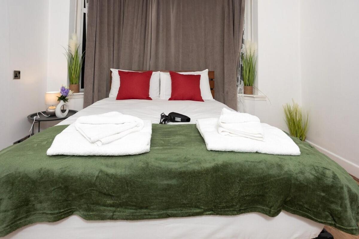 Spacious & Comfy Home in West Midlands - Sleeps 8, Free Parking, WiFi, Netflix, Prime Location, Ideal for Contractors, Business, Groups, Travellers, Families and Relocators - B&B