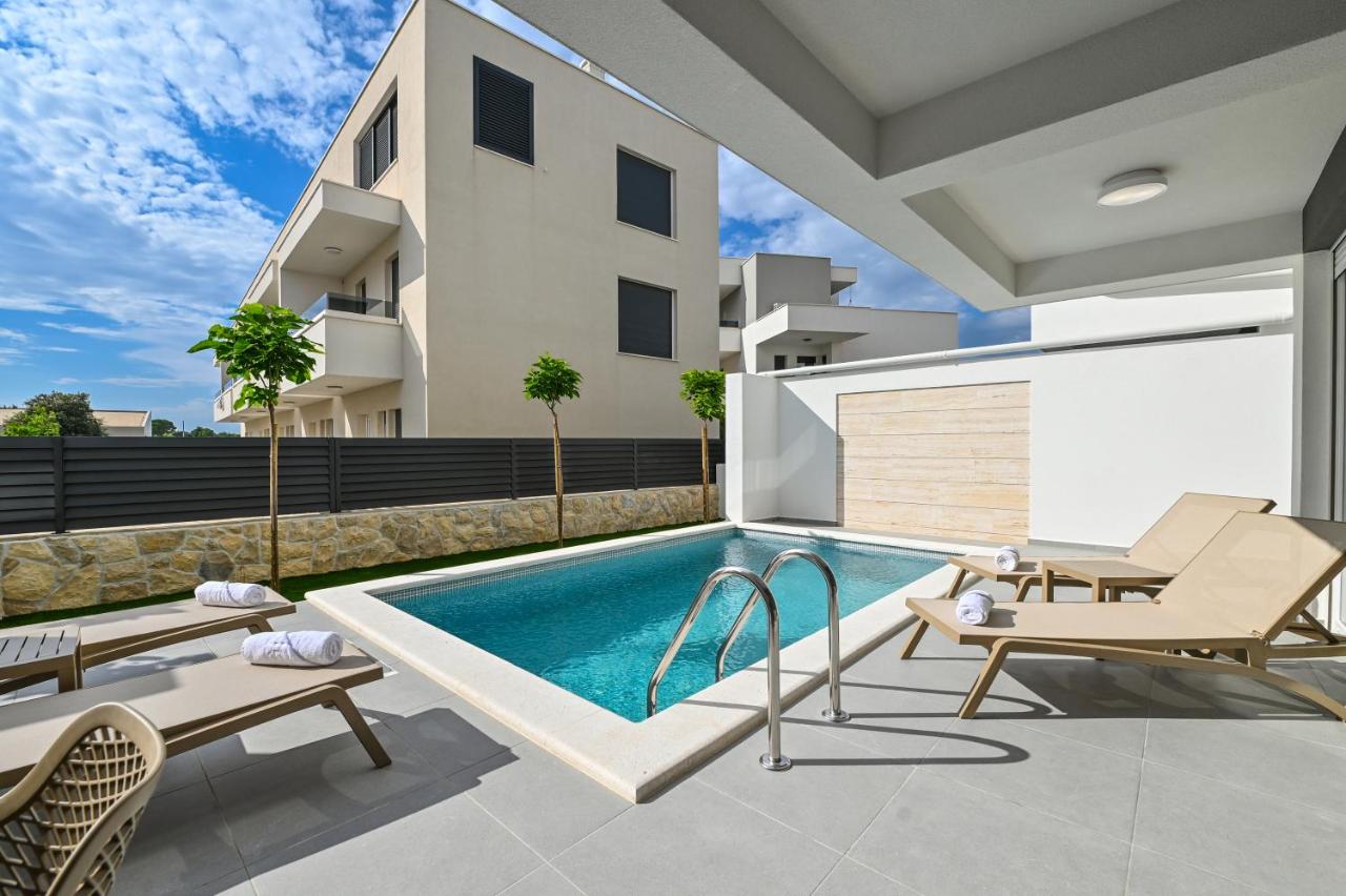 Mila luxury apartment with private pool - B&B Novalja
